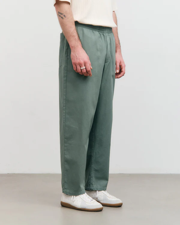 
                  
                    Blattgrüne weite Hose
                  
                