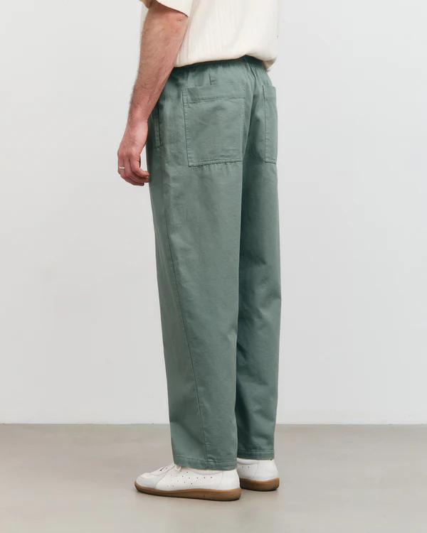 
                  
                    Blattgrüne weite Hose
                  
                