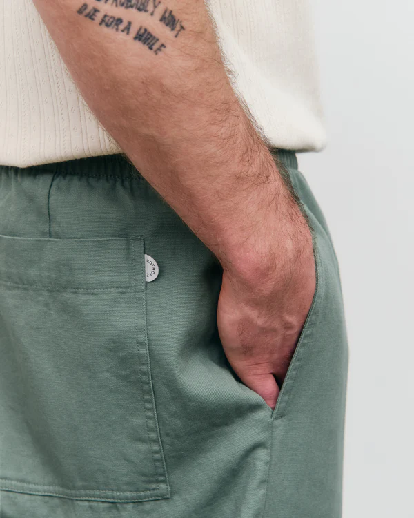 
                  
                    Blattgrüne weite Hose
                  
                