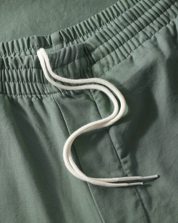 
                  
                    Blattgrüne weite Hose
                  
                