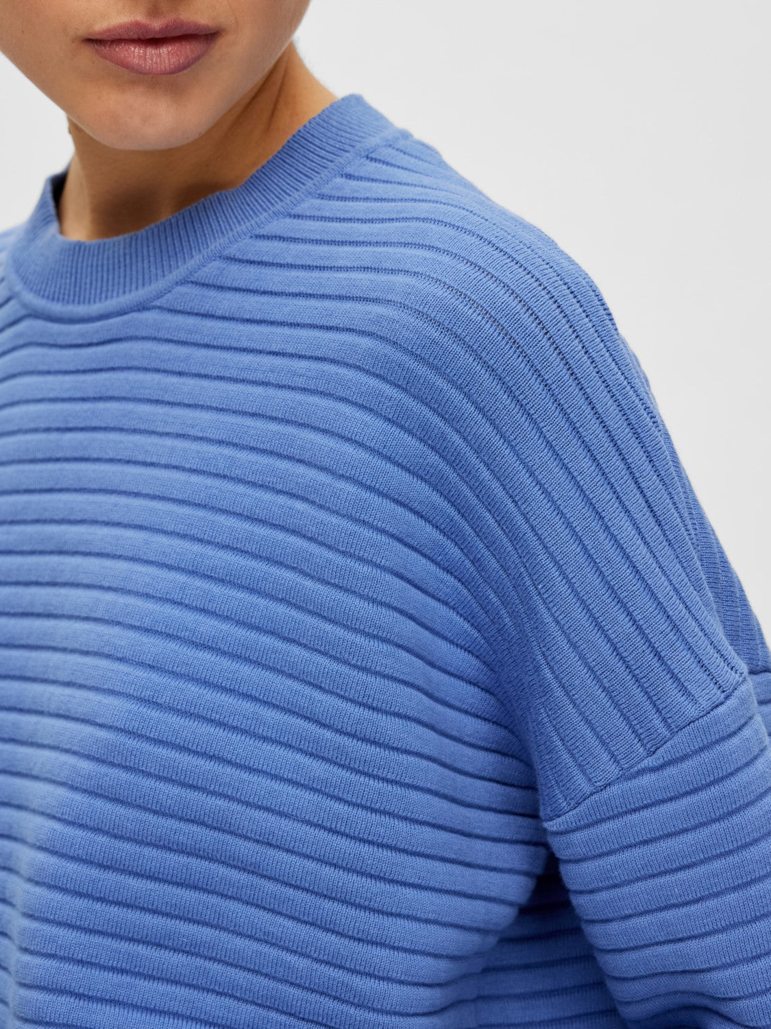 
                  
                    SLFLAURINA Ultramarinblauer Strickpullover mit O-Ausschnitt
                  
                