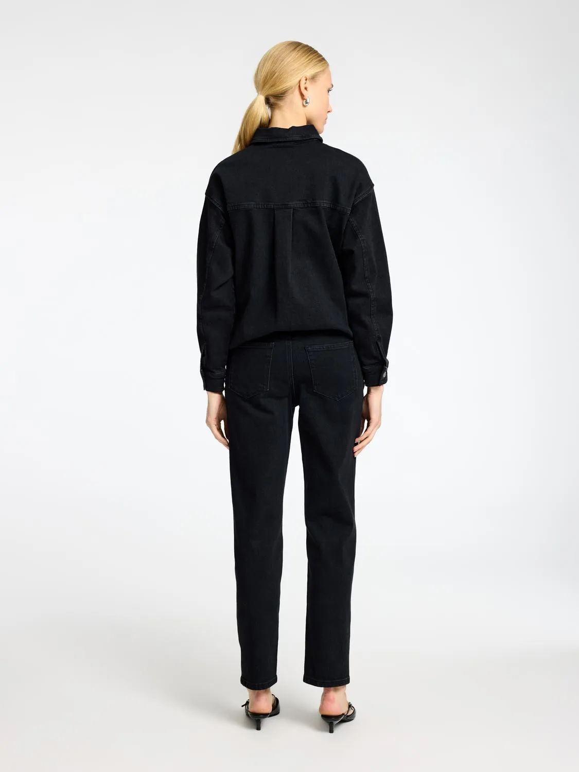 
                  
                    SLFIYANA Gerade Jeans aus schwarzem Denim
                  
                