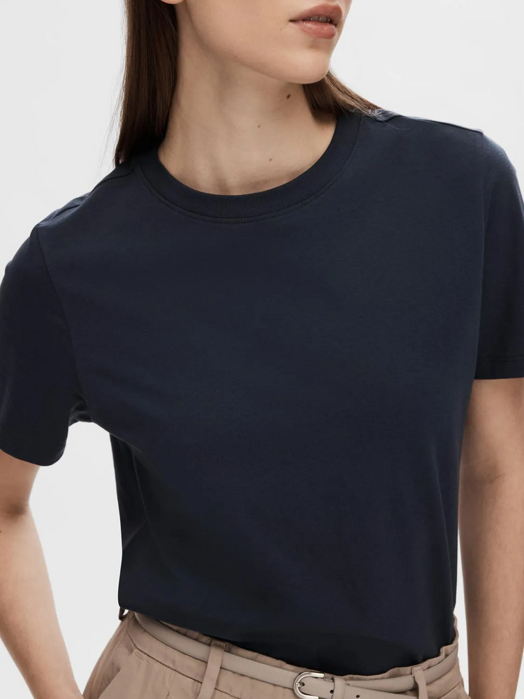 
                  
                    SLFMYESSENTIAL T-Shirt mit Rundhalsausschnitt und dunklem Saphir
                  
                