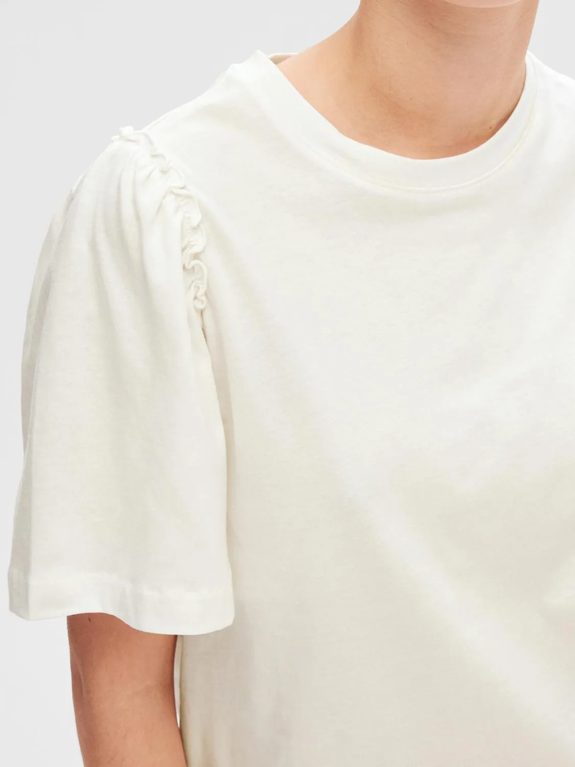 
                  
                    SLFPENELOPE – Schneeweißes 2/4-Rüschen-T-Shirt
                  
                