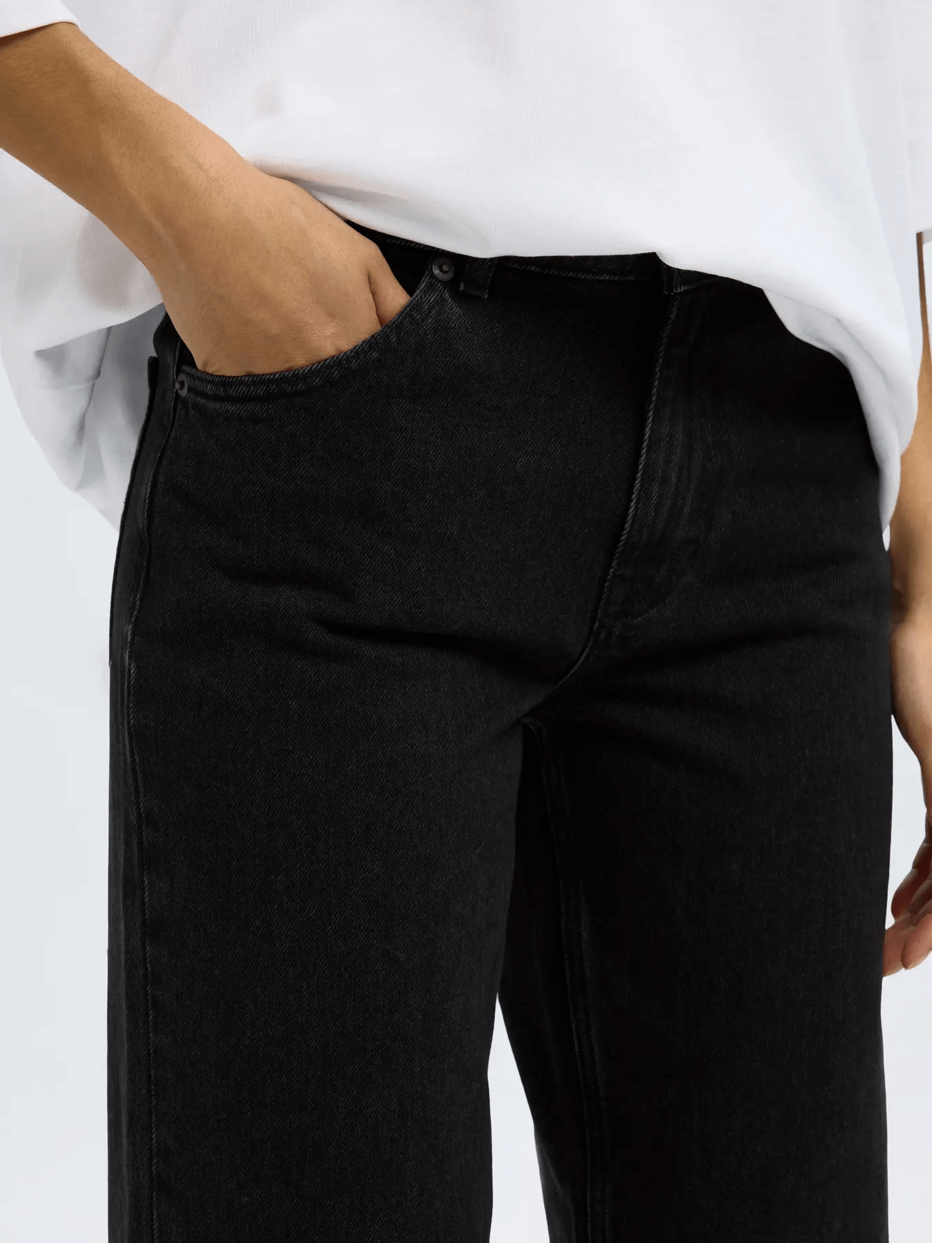 
                  
                    SLFWIDE BEA-KORI Schwarze Jeans mit hoher Taille
                  
                