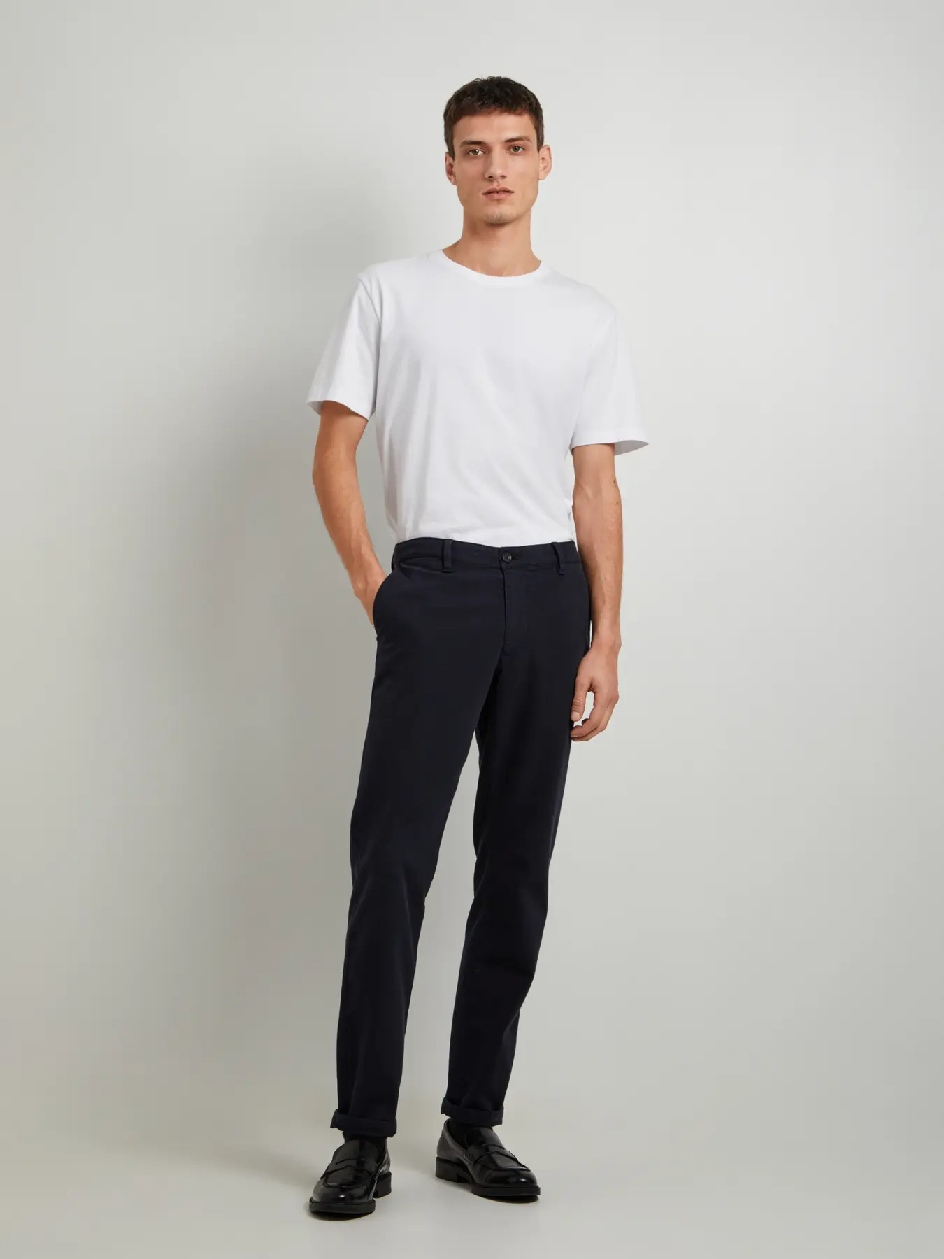 
                  
                    SLH175 Dunkelsaphirblaue Slim-Chinohose
                  
                