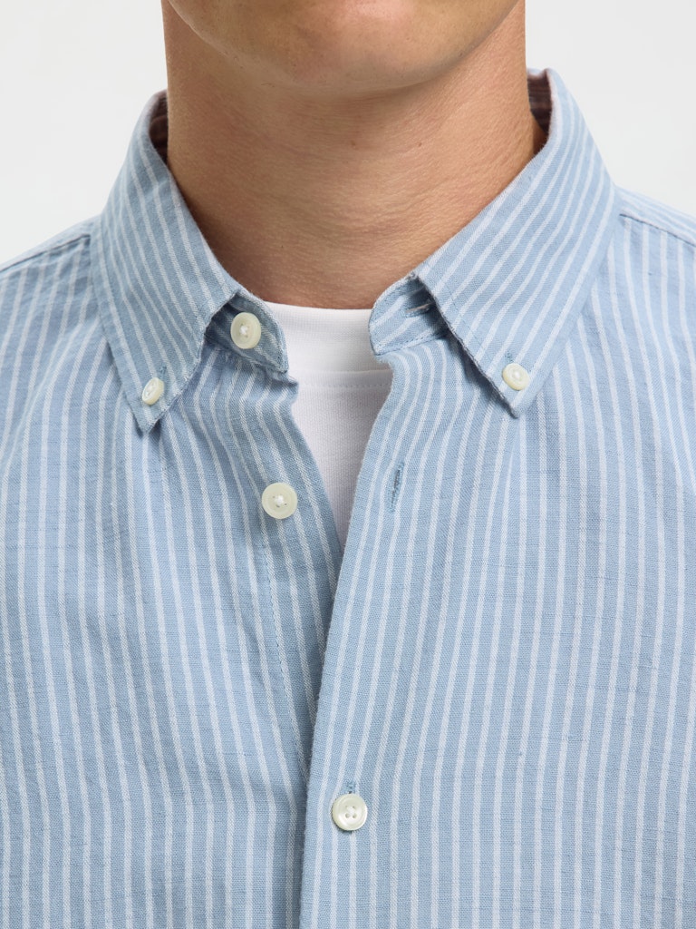 
                  
                    SLHREGCLAY Leinenhemd in Dusty Blue White
                  
                