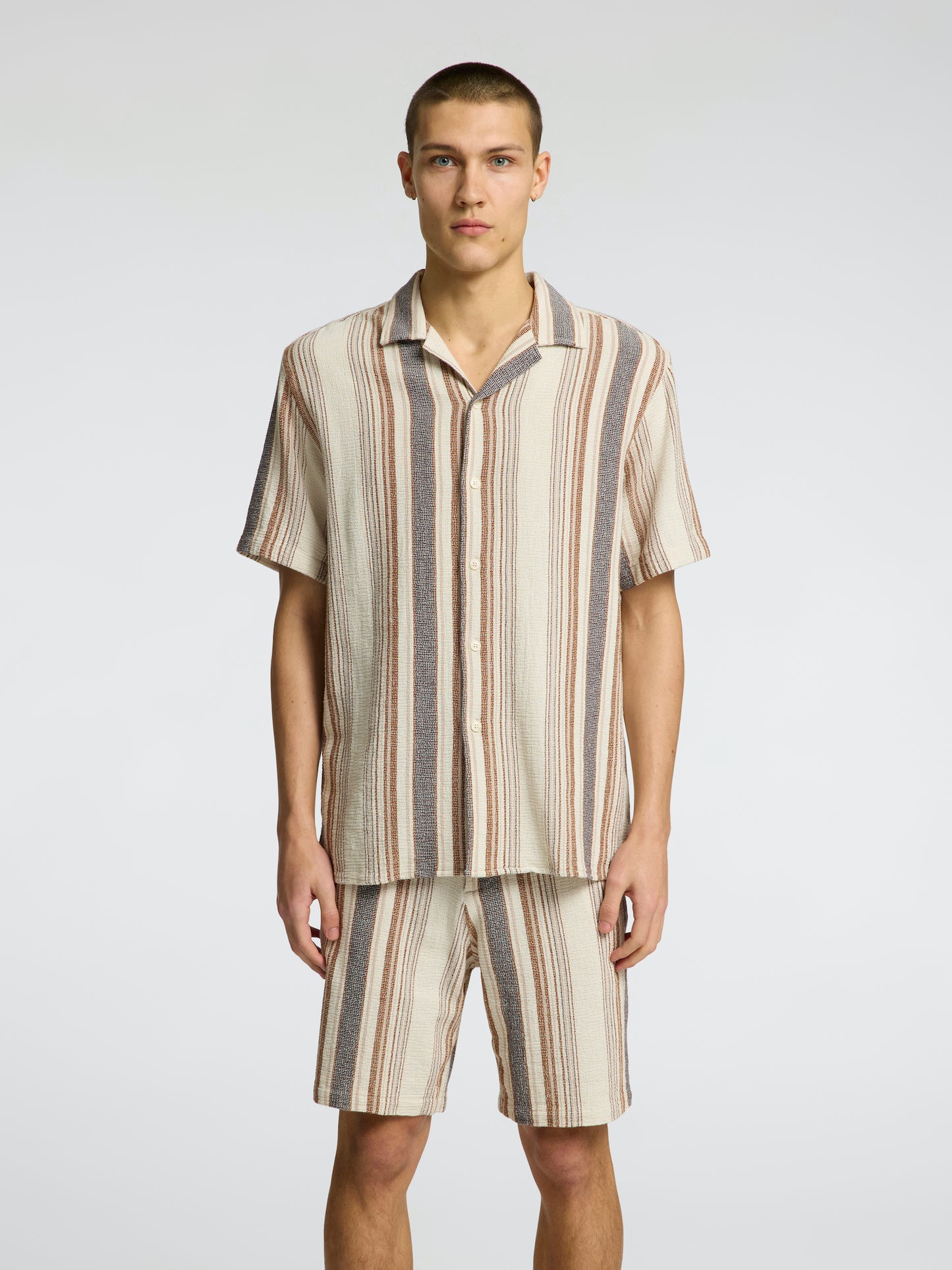 
                  
                    SLHRELAX-SAL  Egret  Short Sleeve Multi Stripes Shirt
                  
                