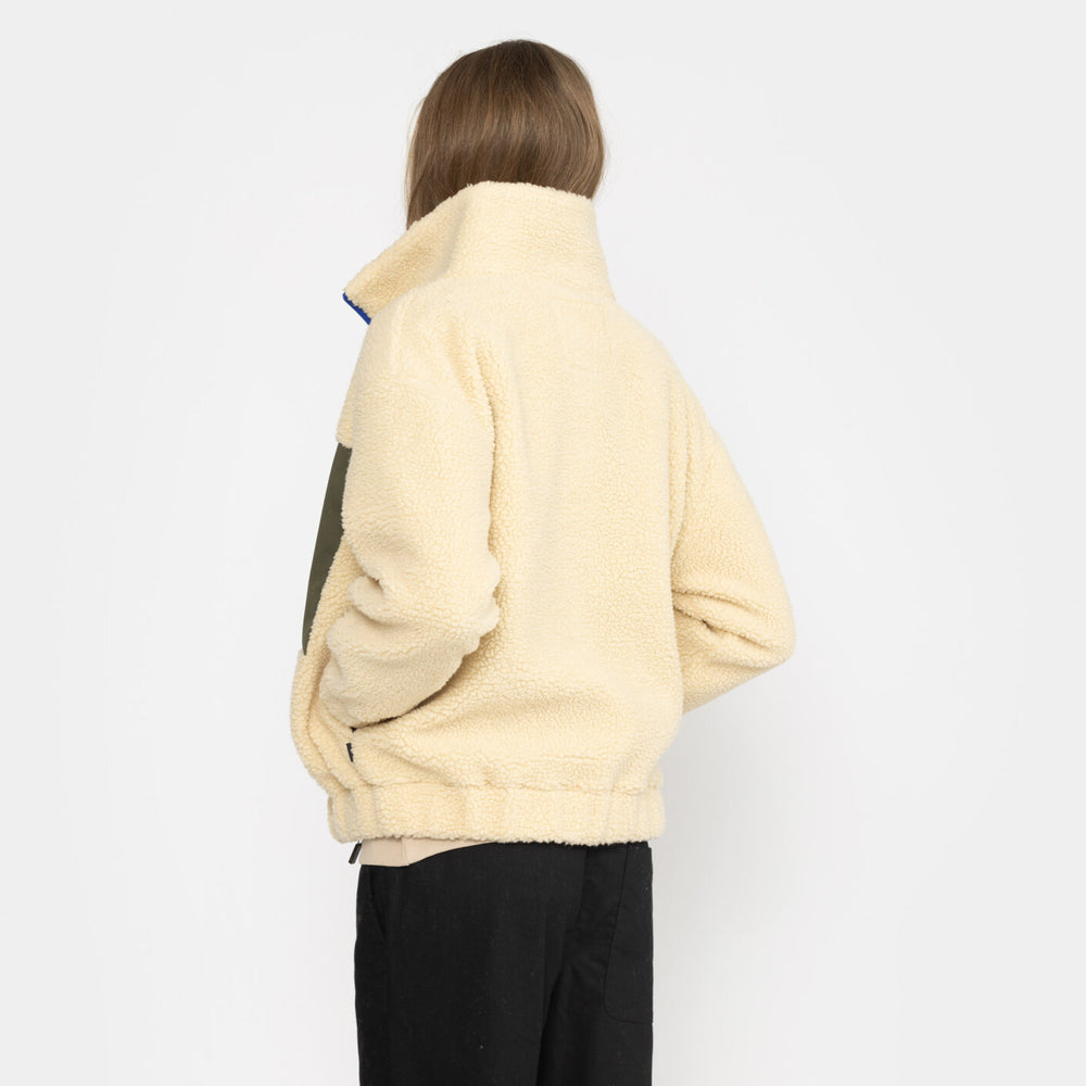 
                  
                    Offwhite Teddyjacke mit Tasche
                  
                