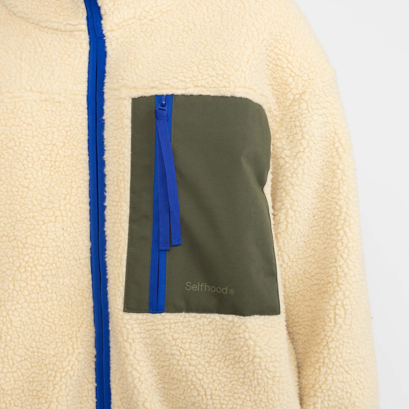 
                  
                    Offwhite Teddyjacke mit Tasche
                  
                