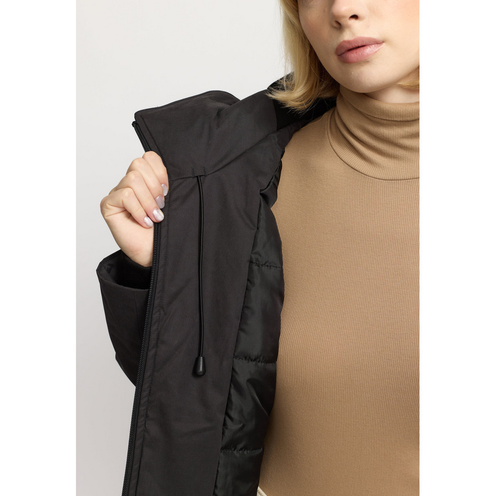 
                  
                    Schwarze Parkajacke mit Kapuze
                  
                