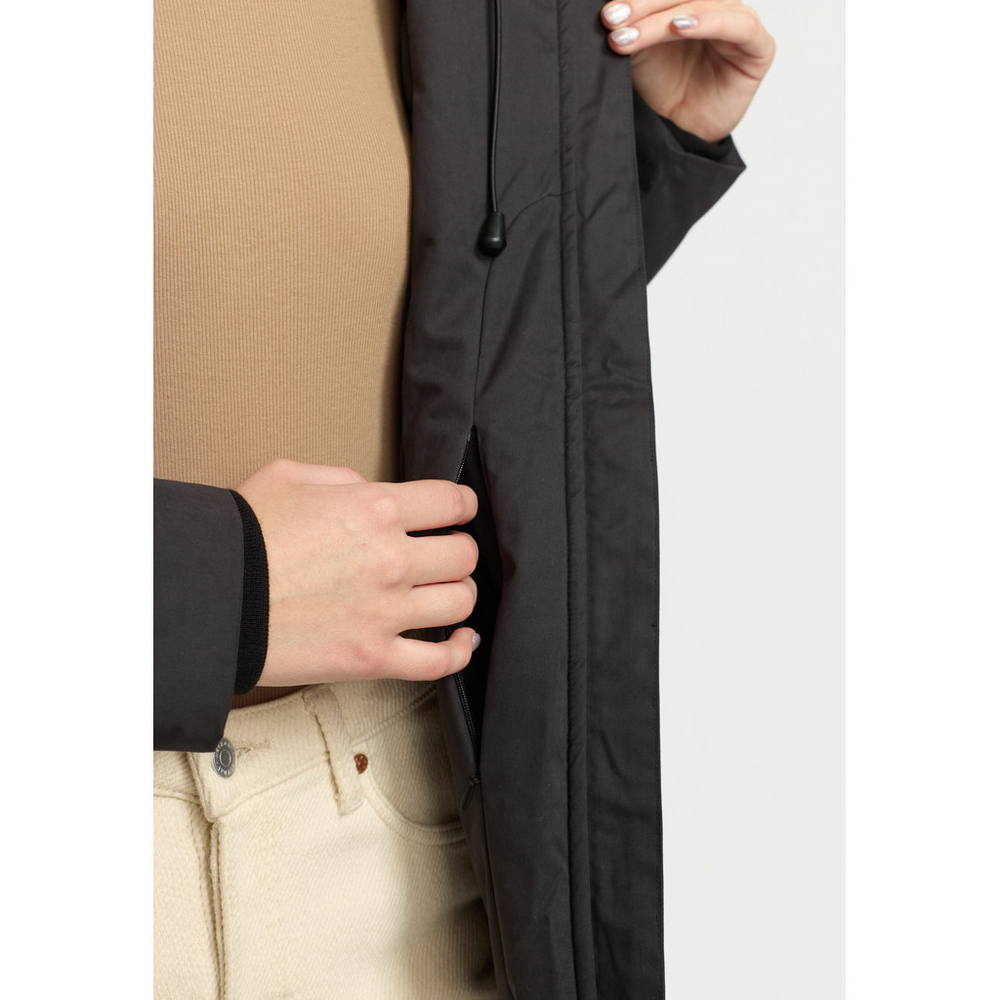 
                  
                    Schwarze Parkajacke mit Kapuze
                  
                