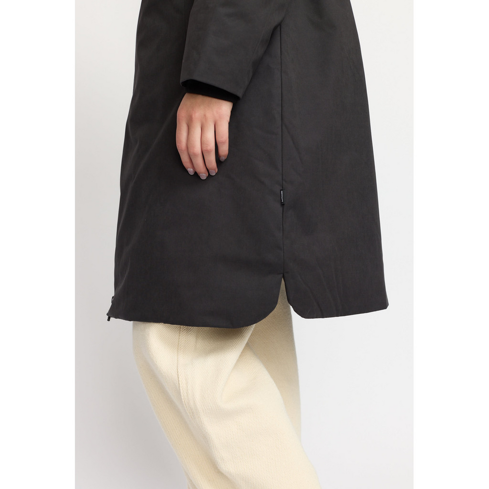 
                  
                    Schwarze Parkajacke mit Kapuze
                  
                