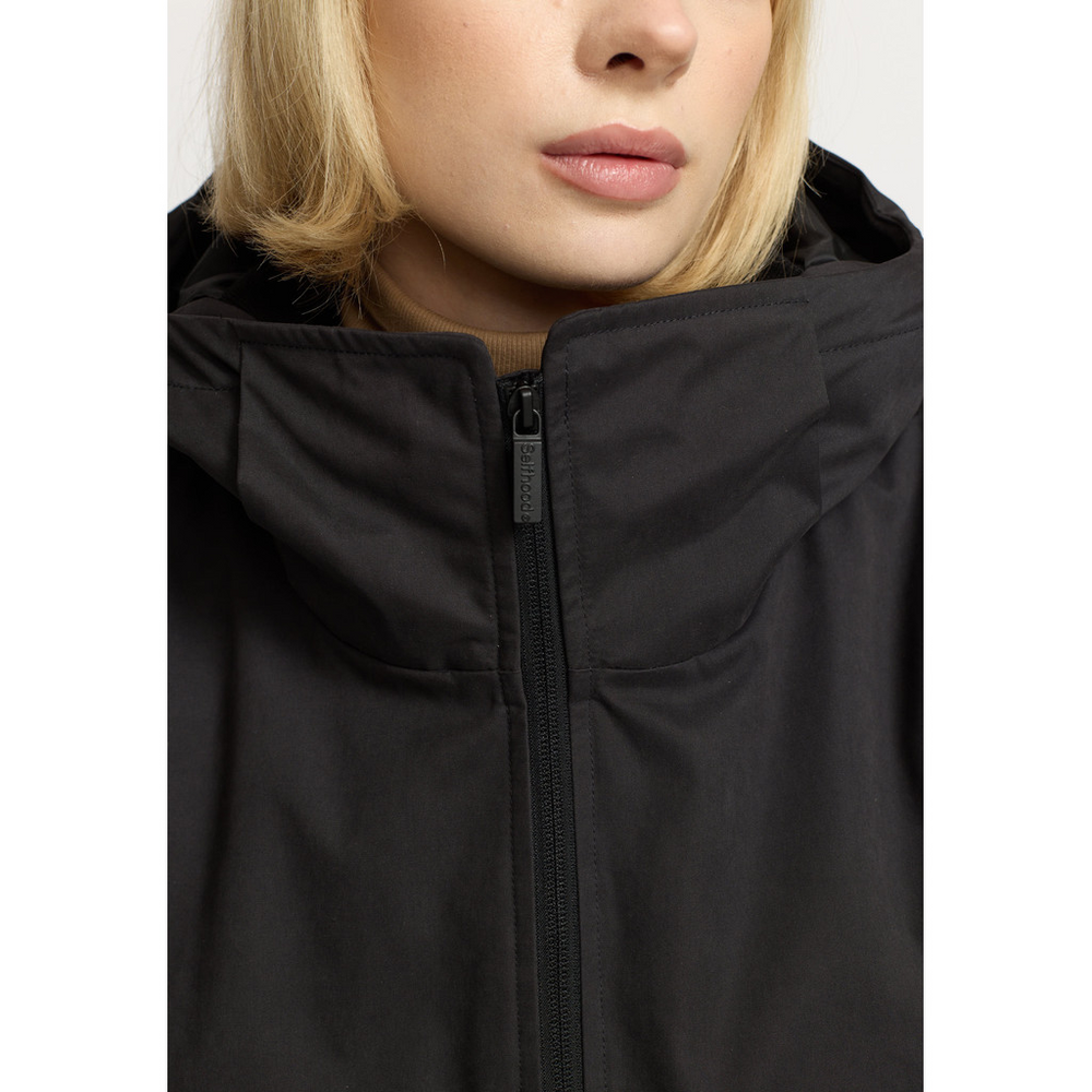 
                  
                    Schwarze Parkajacke mit Kapuze
                  
                