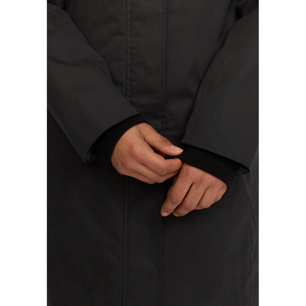 
                  
                    Schwarze lange Parkajacke mit Kapuze
                  
                