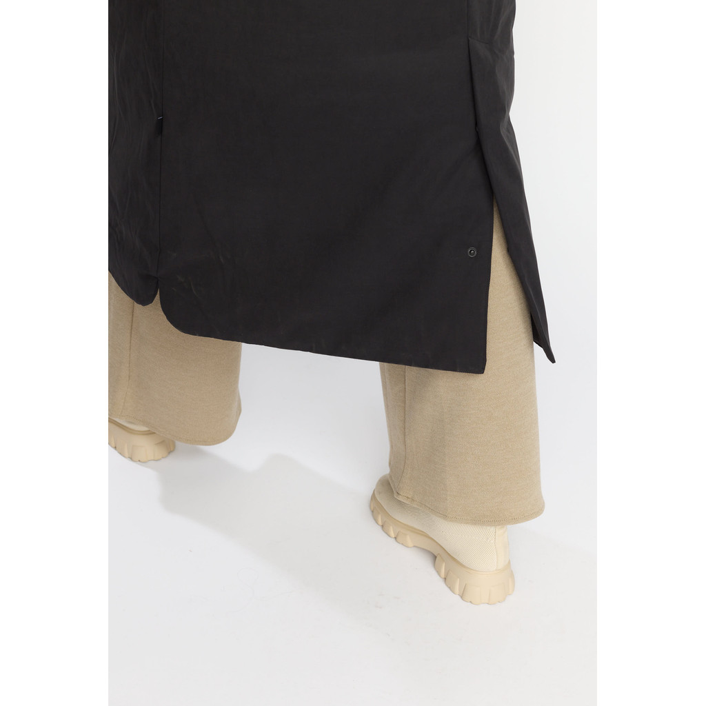 
                  
                    Schwarze lange Parkajacke mit Kapuze
                  
                