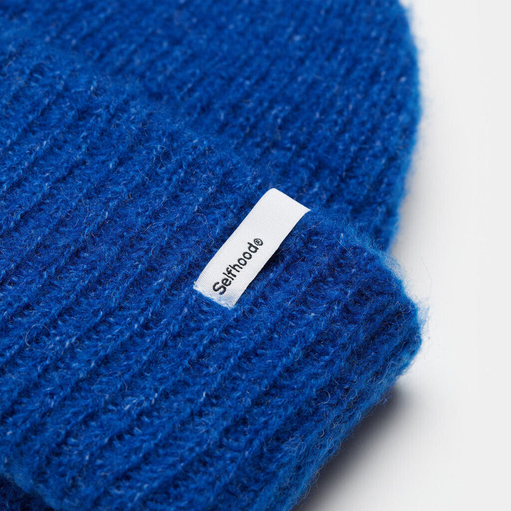 
                  
                    Blaue flauschige Mütze
                  
                