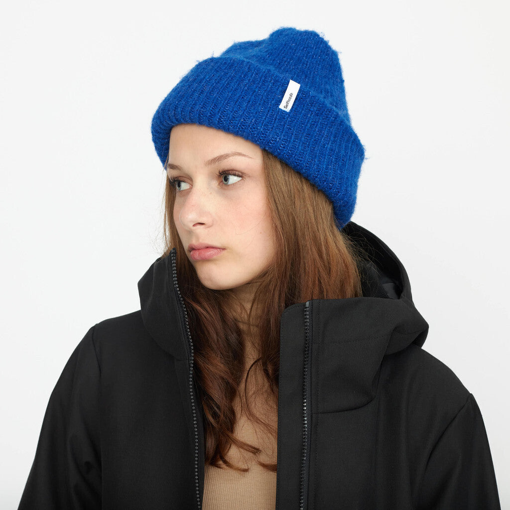 
                  
                    Blaue flauschige Mütze
                  
                