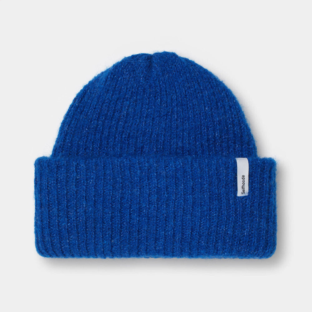 Blaue flauschige Mütze