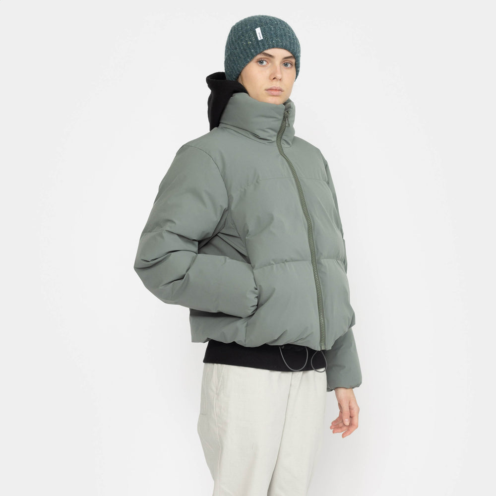
                  
                    Kurze Steppjacke in Dust Petrol
                  
                