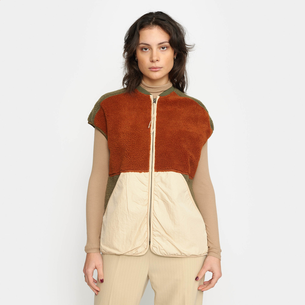 
                  
                    Rostfarbene Teddy-Weste
                  
                