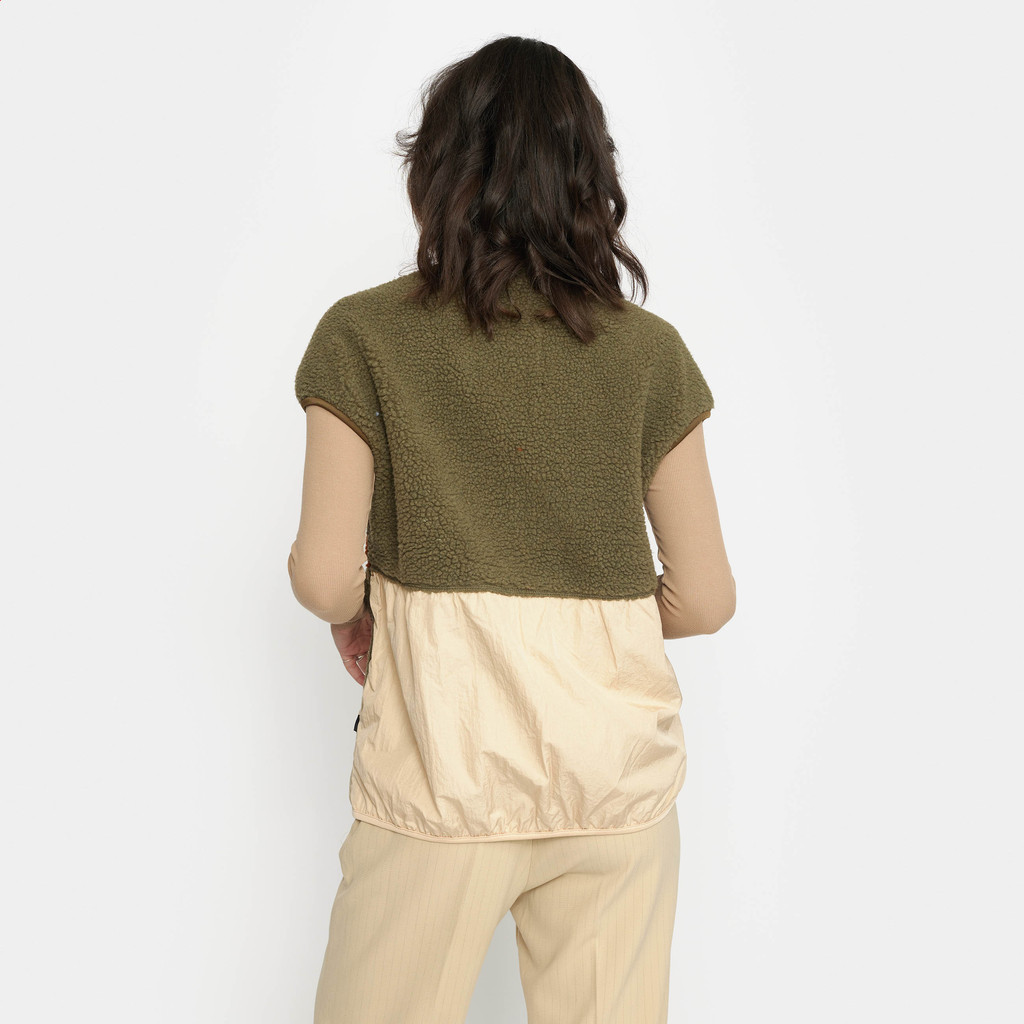 
                  
                    Rostfarbene Teddy-Weste
                  
                