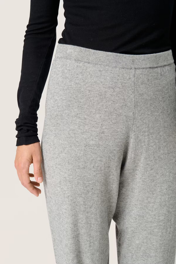 
                  
                    SLSANJA – Melierte Strickhose mit Porpoise-Muster
                  
                