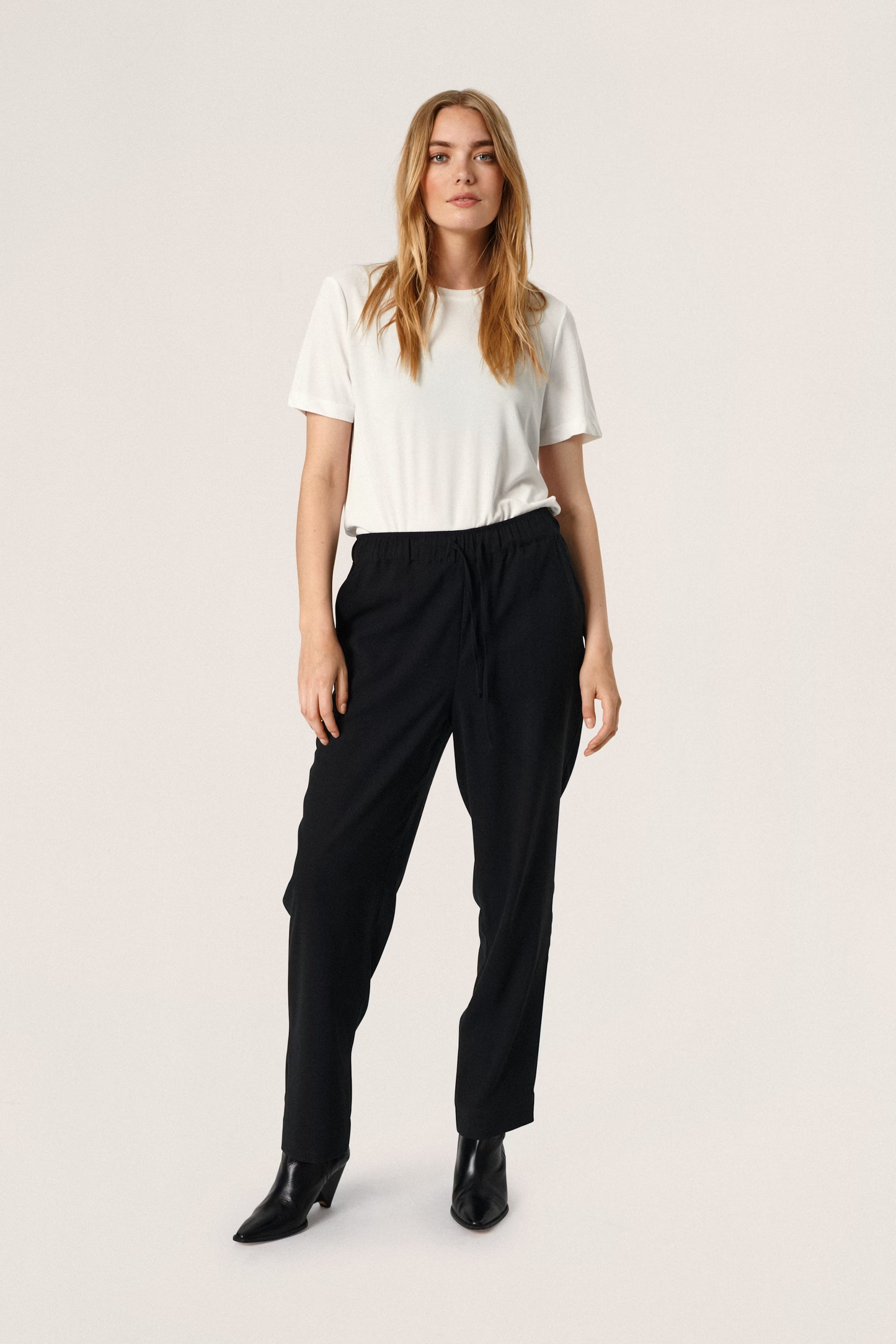 
                  
                    SLSHIRLEY Black Tapered Trousers
                  
                