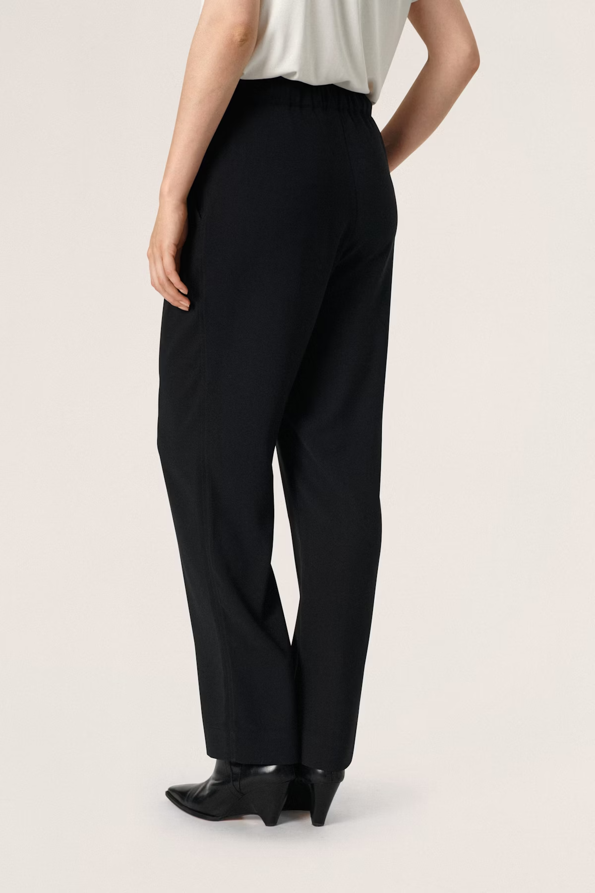 
                  
                    SLSHIRLEY Black Tapered Trousers
                  
                