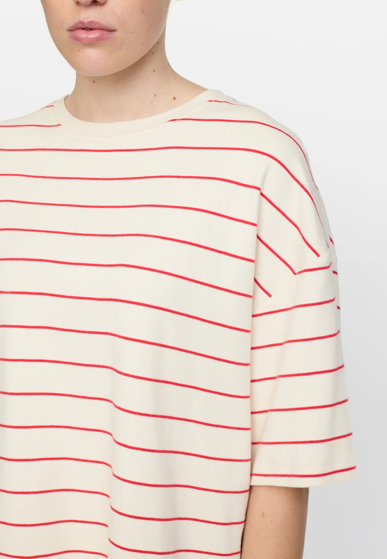 
                  
                    SRELORA HELLA Arctic Wolf Racing Red Stripes T-Shirt
                  
                