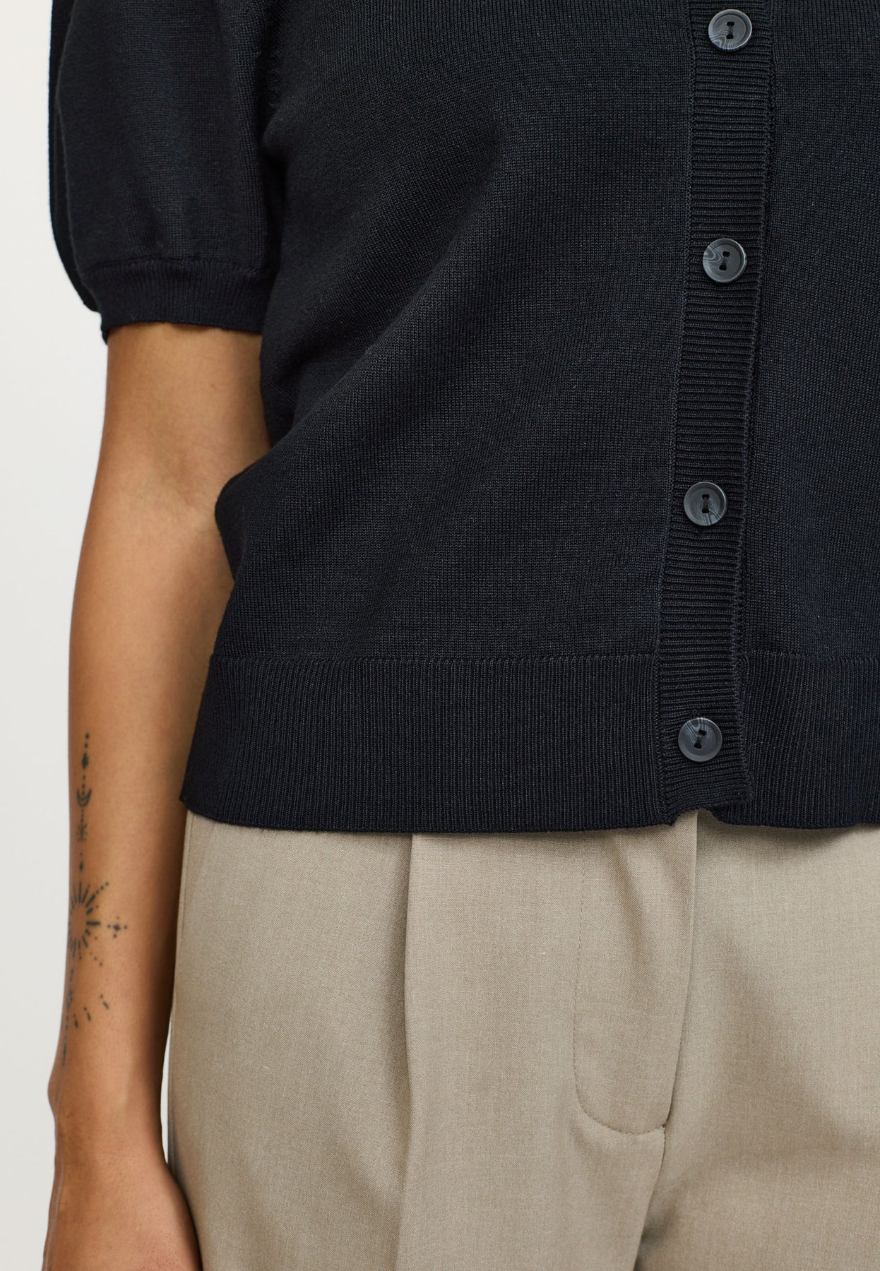 
                  
                    SRMARLA Schwarze Strickjacke mit Rundhalsausschnitt
                  
                