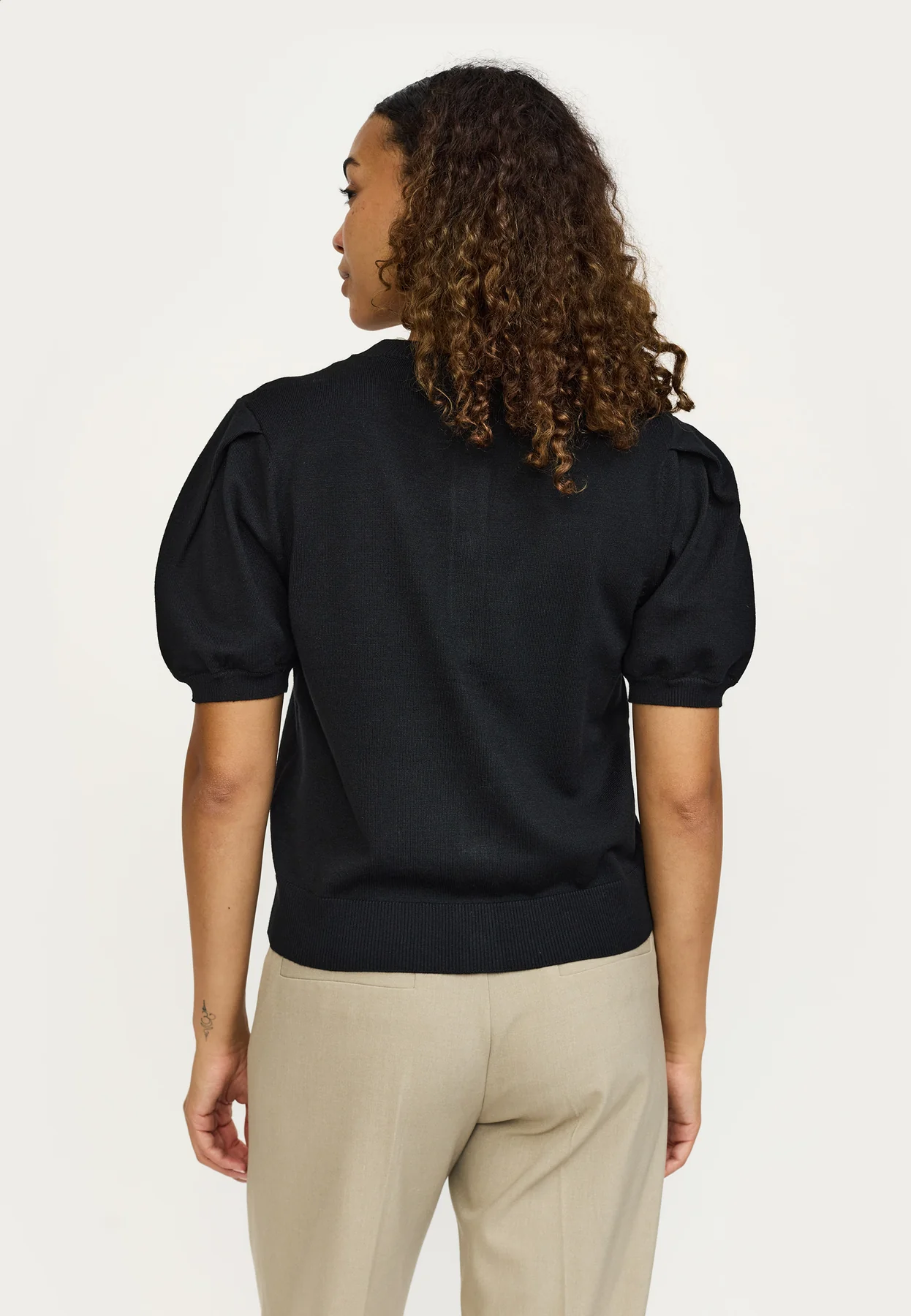 
                  
                    SRMARLA Schwarze Strickjacke mit Rundhalsausschnitt
                  
                