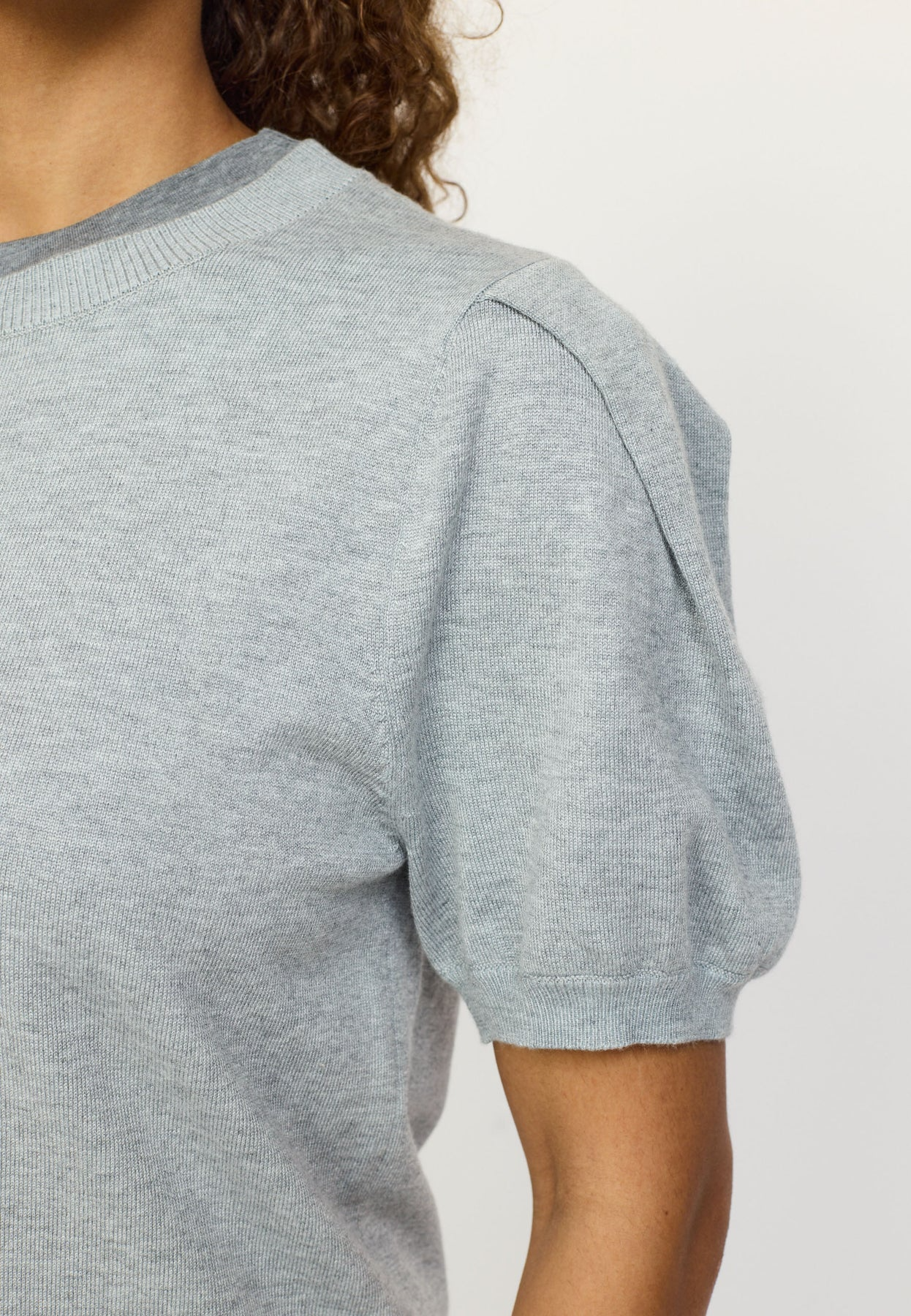 
                  
                    SRMARLA Hellgraue Melange-Strickjacke mit Rundhalsausschnitt
                  
                