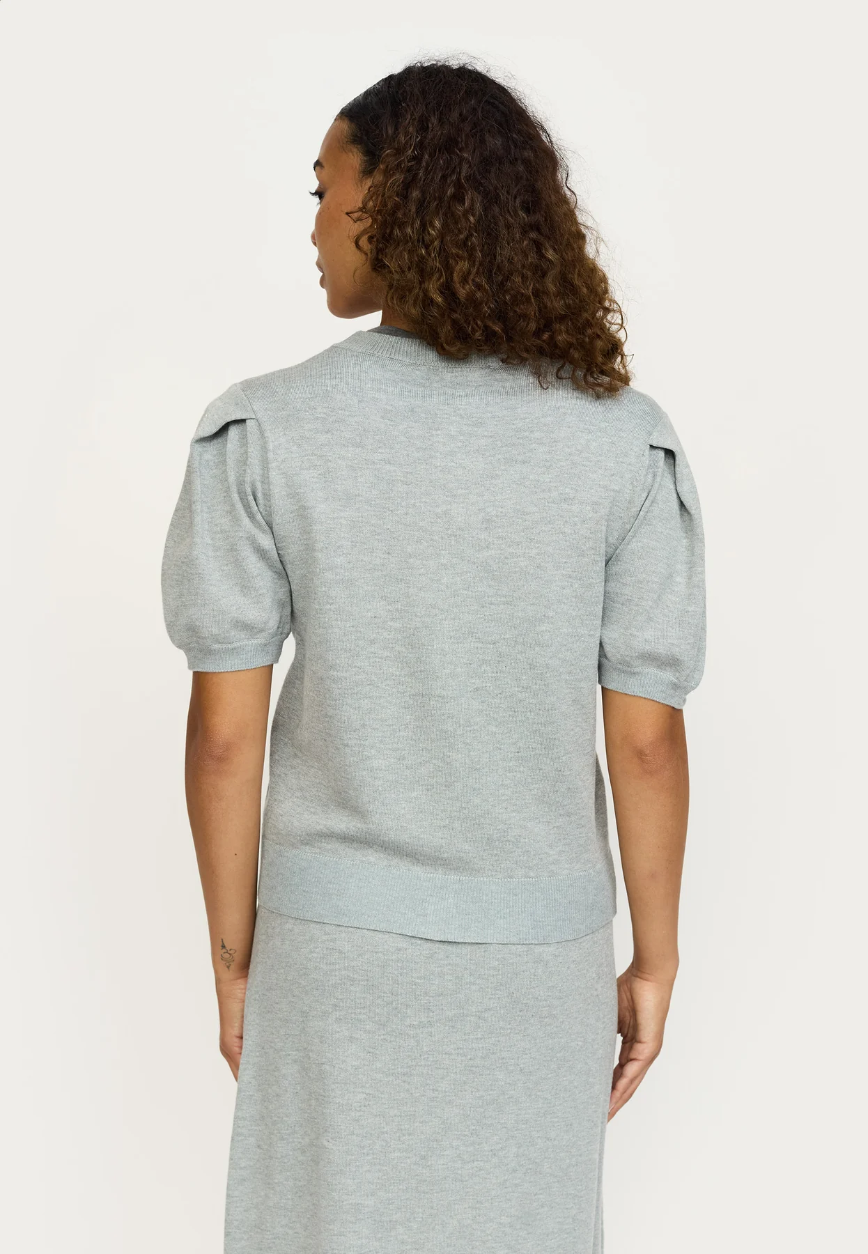 
                  
                    SRMARLA Hellgraue Melange-Strickjacke mit Rundhalsausschnitt
                  
                