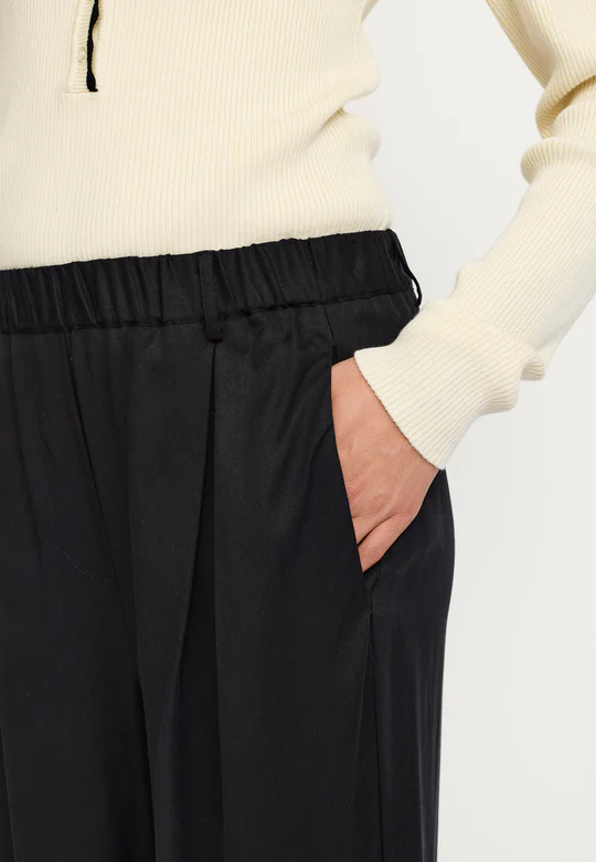 
                  
                    SRSTORMY Black Midwaist Wide Trousers
                  
                