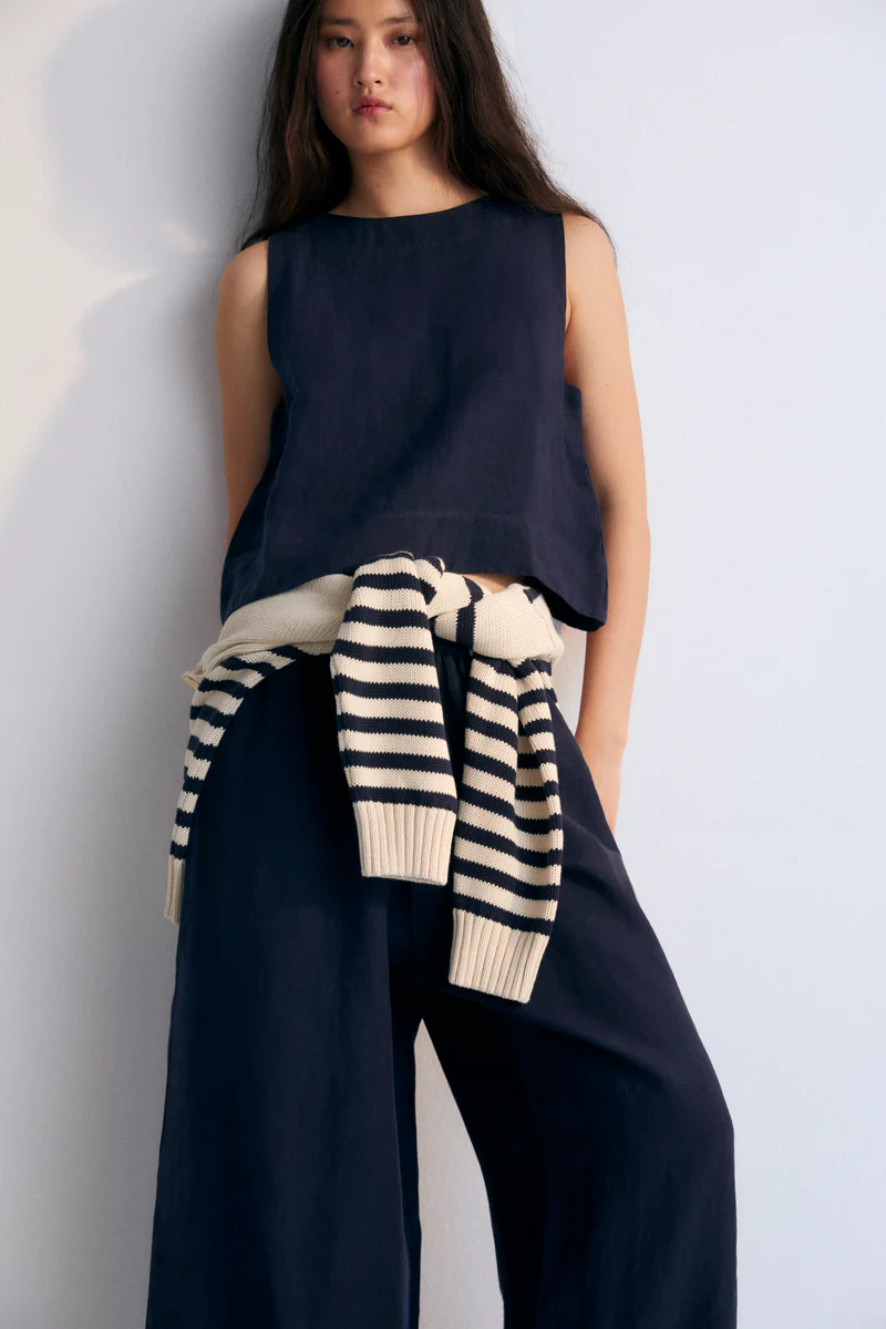
                  
                    HERA Marineblaue Leinenbluse
                  
                