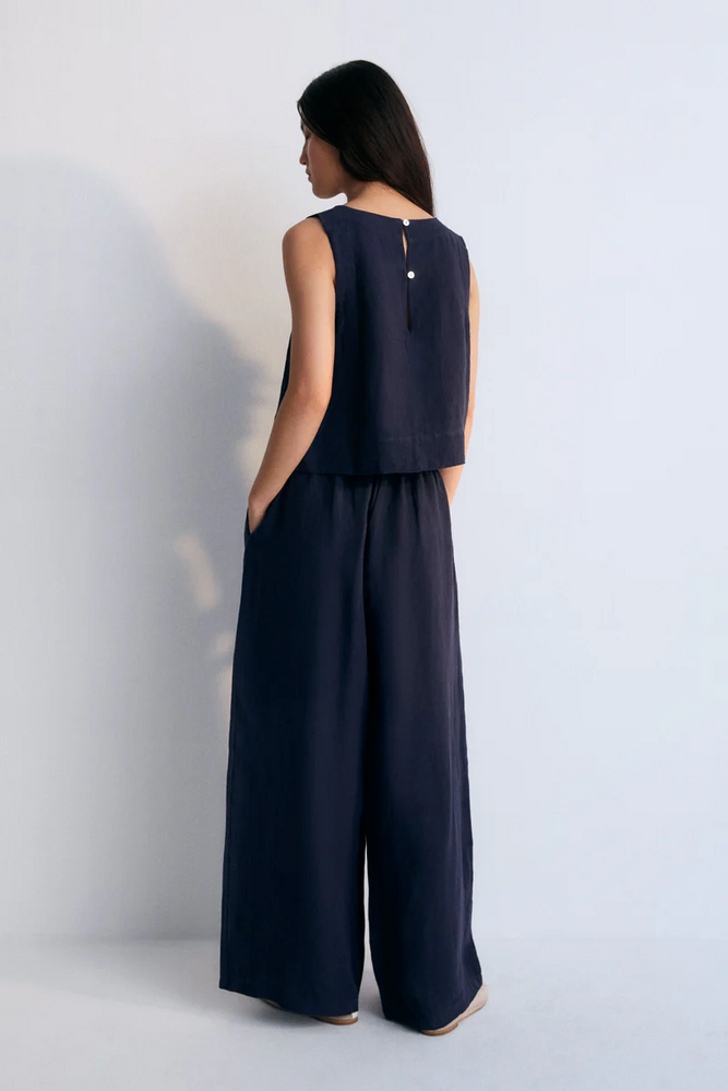 
                  
                    HERA Marineblaue Leinenhose
                  
                