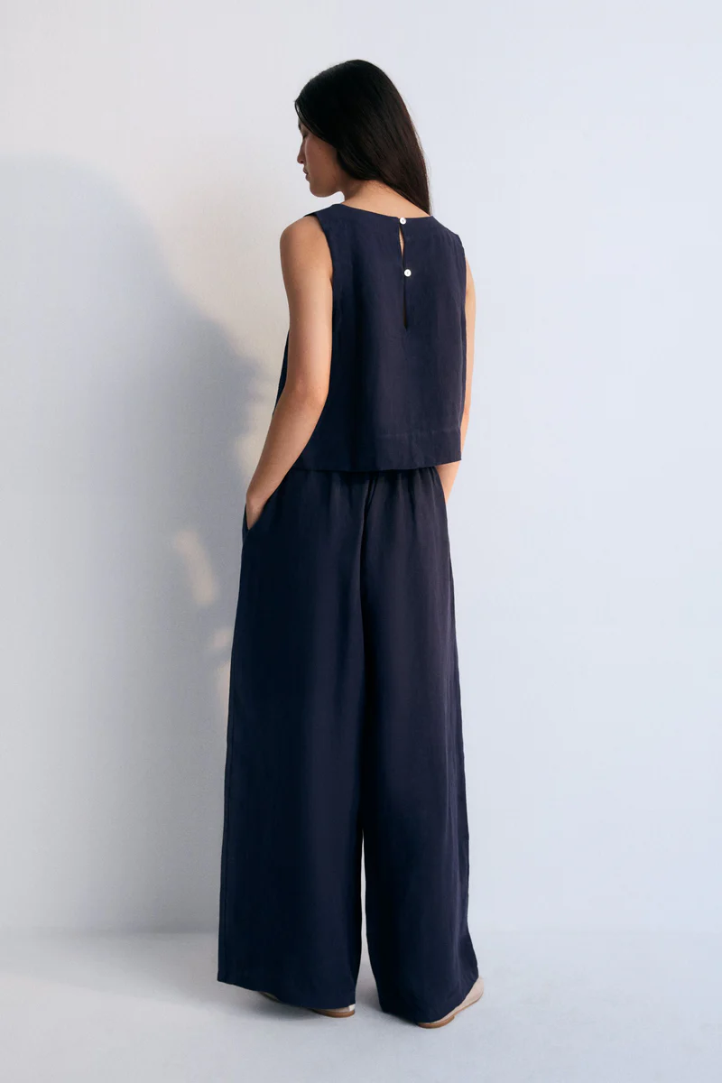 
                  
                    HERA Marineblaue Leinenhose
                  
                