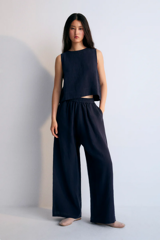 
                  
                    HERA Marineblaue Leinenhose
                  
                