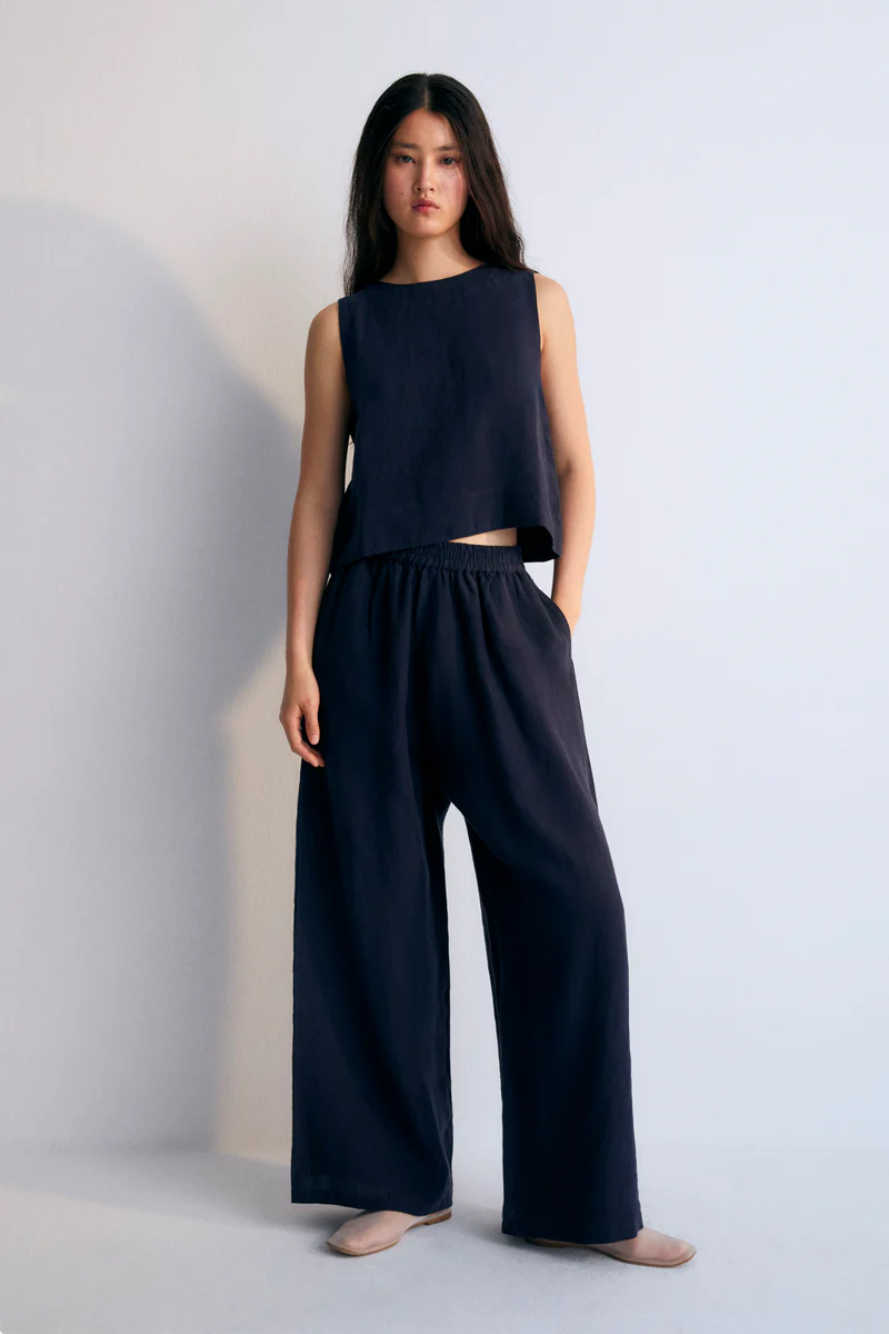 
                  
                    HERA Marineblaue Leinenhose
                  
                