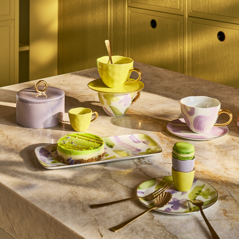 Stilvolle Cappuccino Tasse Limelight auf weißem Hintergrund