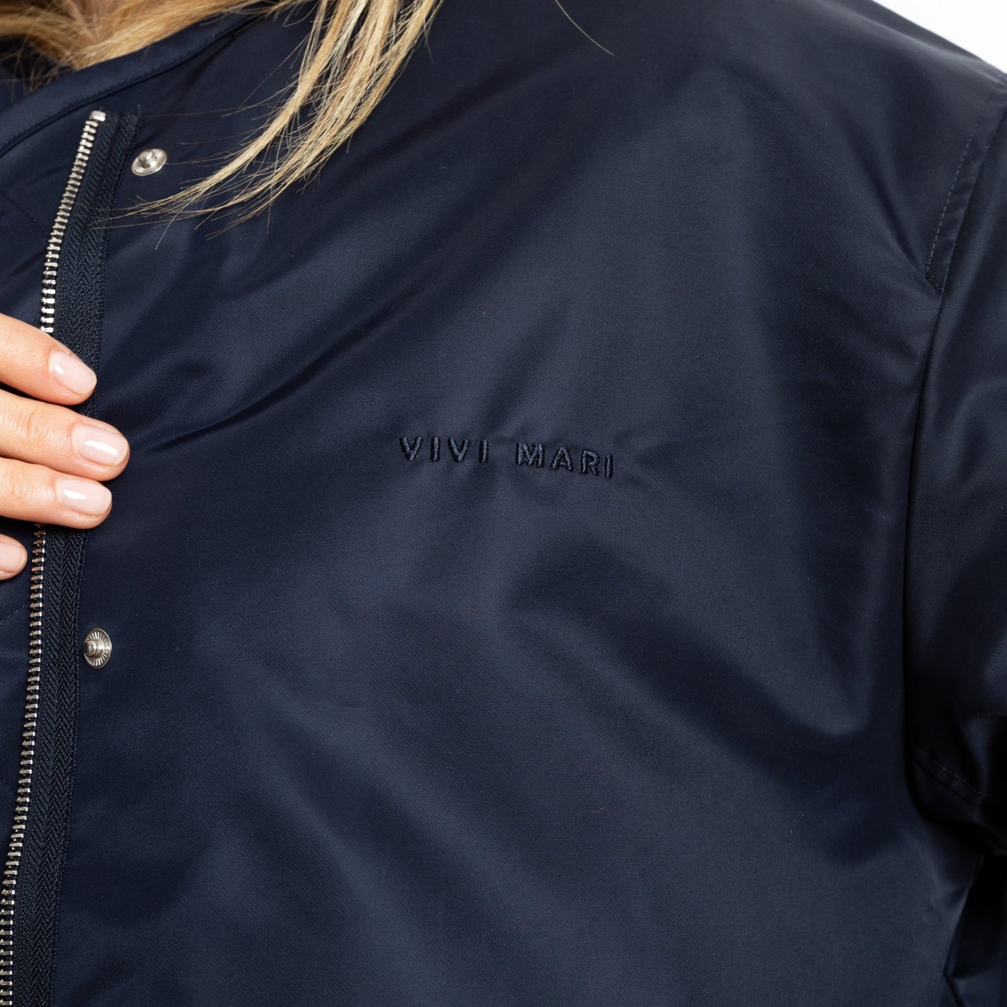 
                  
                    Marineblaue, olivgrüne Wende-Bomberjacke mit Leo-Muster
                  
                