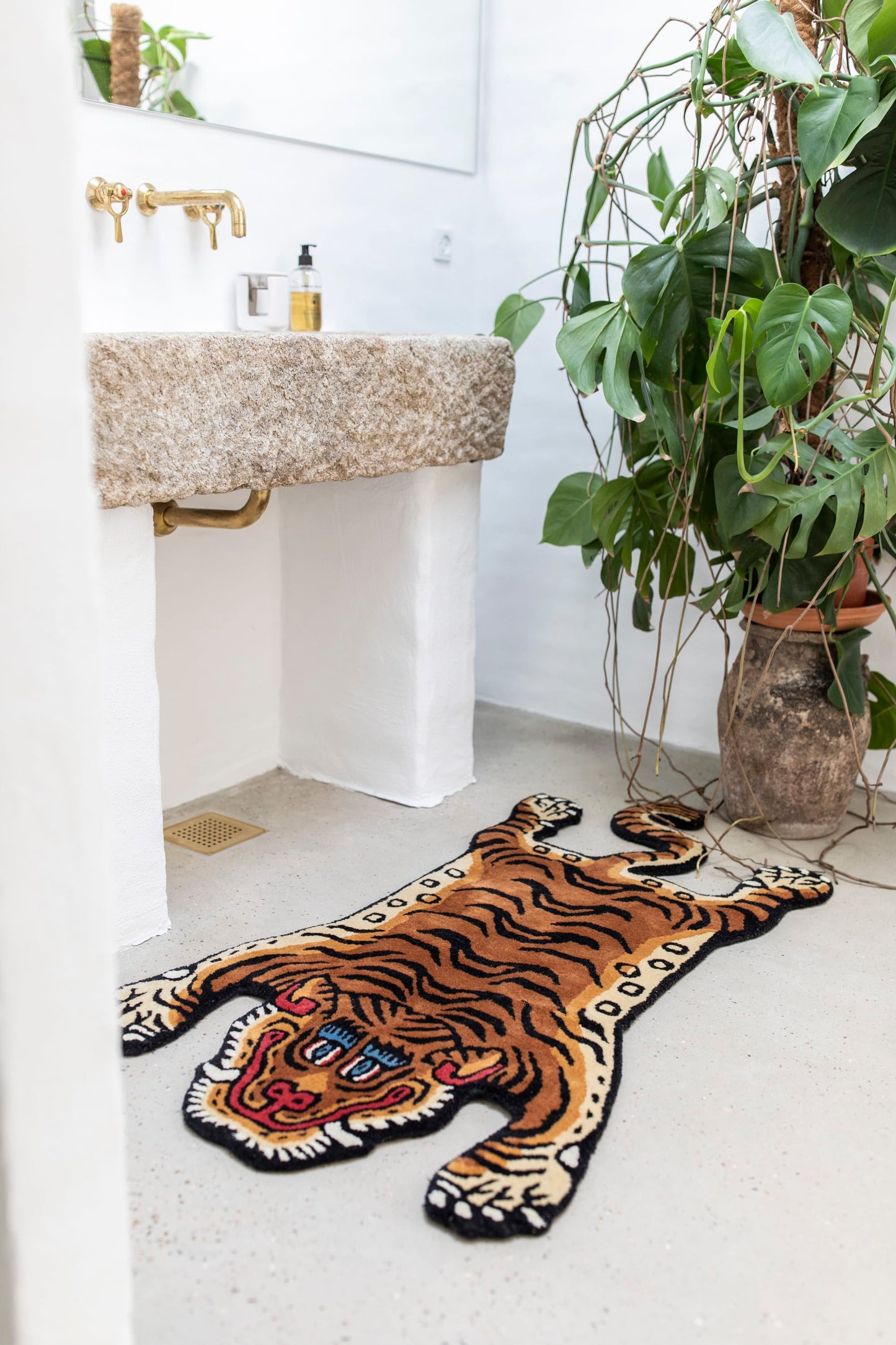 
                  
                    KLEINER TIGERKÖRPERTEPPICH
                  
                