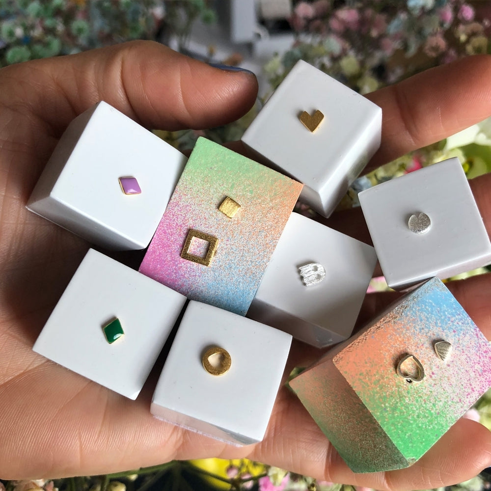 
                  
                    Lila vergoldeter Konfetti-Ohrstecker
                  
                