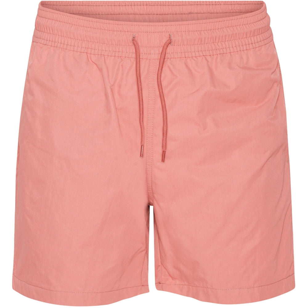 Klassische Badeshorts in leuchtendem Korallenrot