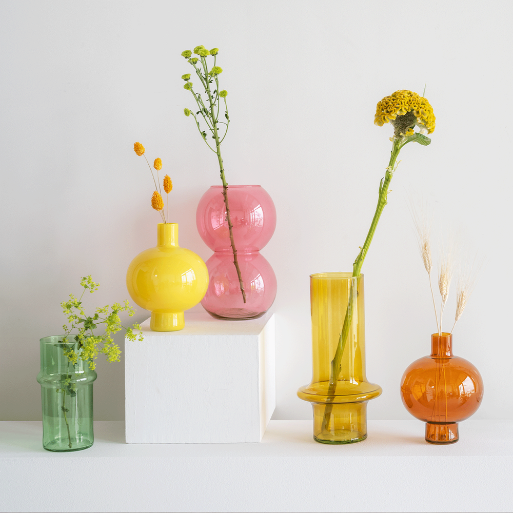 
                  
                    Dottergelbe Vase aus recyceltem Glas 
                  
                