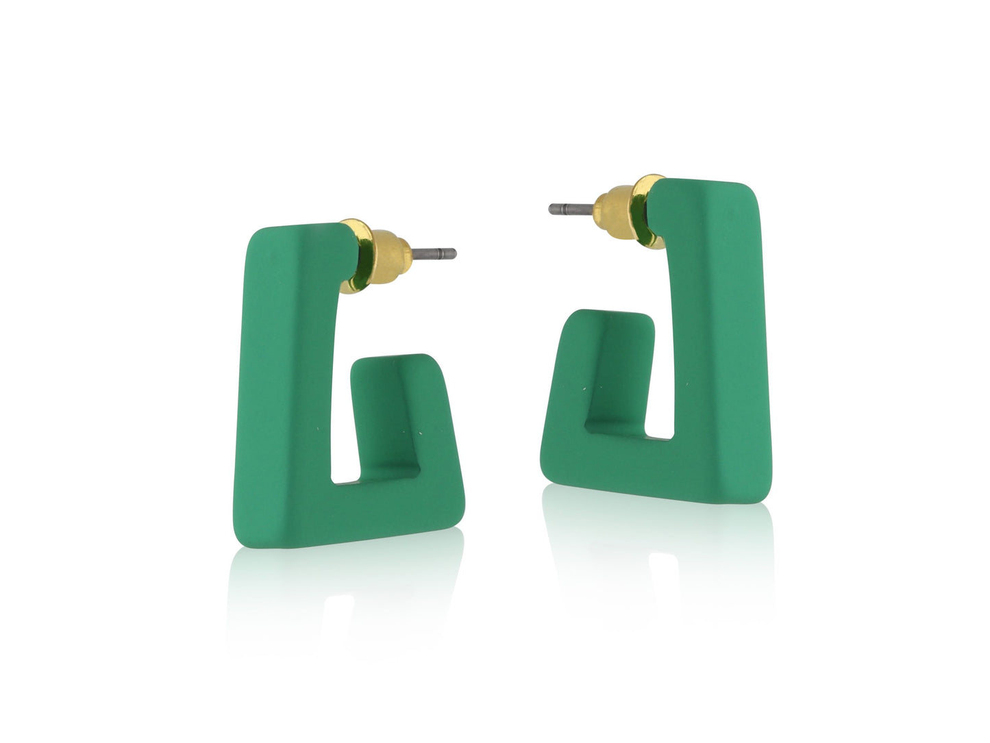 
                  
                    Quadratische Ohrringe aus grünem, mattem Harz von PETRA
                  
                