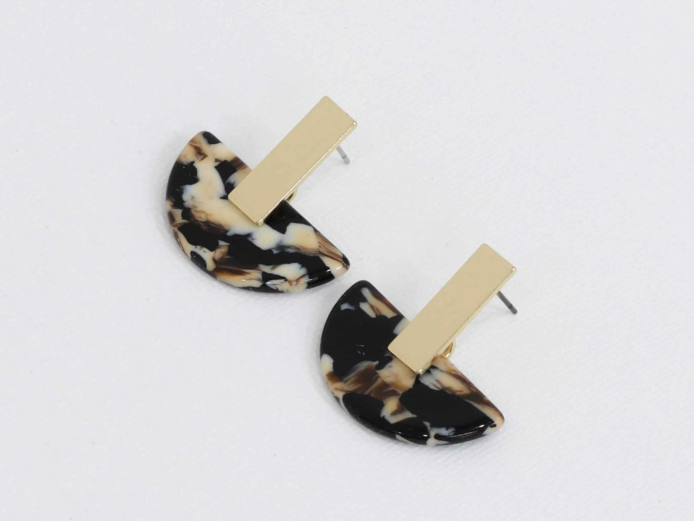 
                  
                    Beige-braune schwarze Halbscheiben-Ohrringe aus Kunstharz
                  
                