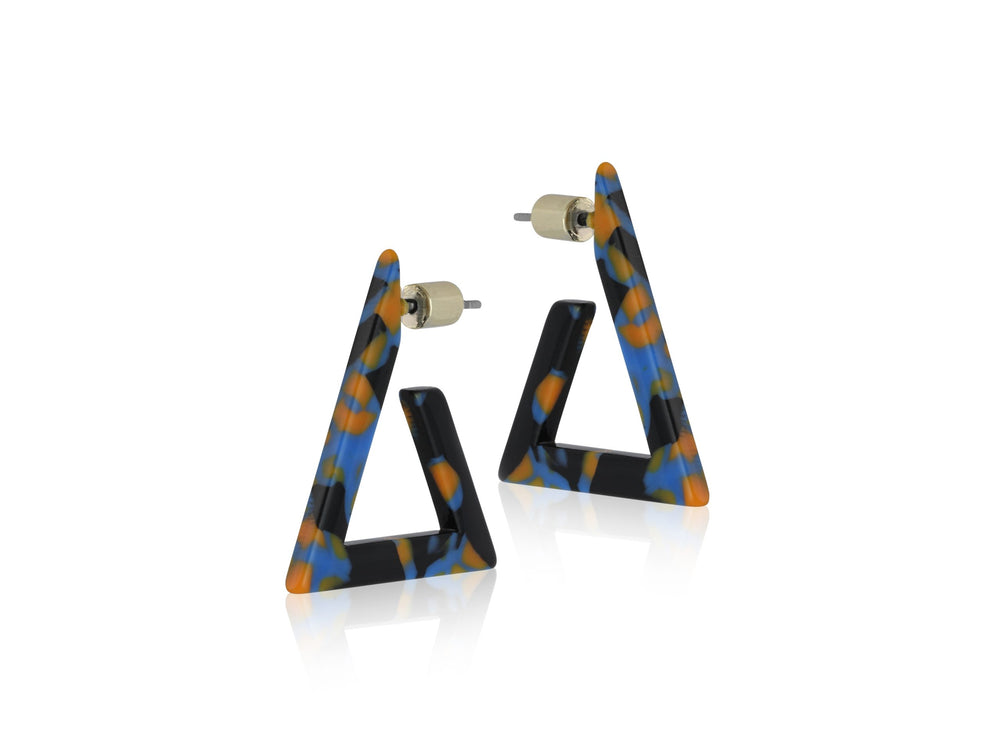Dreieck-Ohrring aus blauem, schwarzem und orangefarbenem Harz 