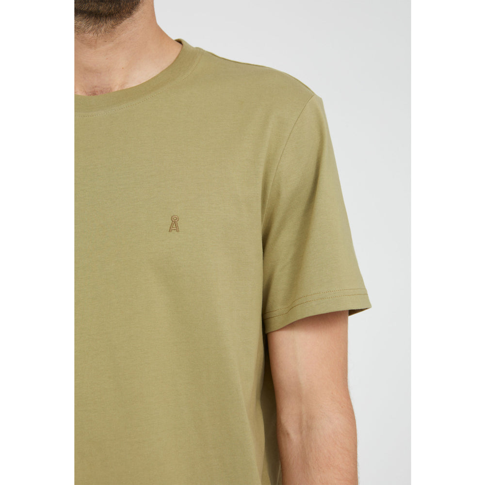 
                  
                    AADO Dark Sage Bio-Baumwoll-T-Shirt
                  
                
